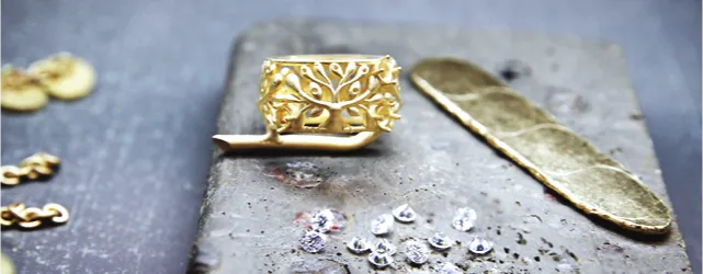 n ornate gold ring with loose diamonds, representing jewelry businesses on an Asian wedding directory.
